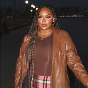 Meet your Posher, Ebony